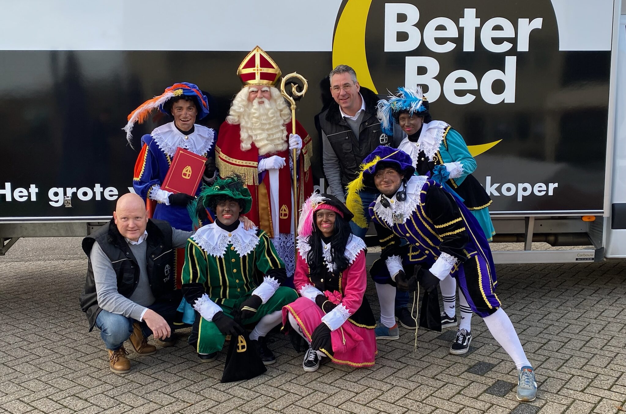 Sinterklaas en de Pieten tijdens een bedrijfsbezoek van Beter Bed.