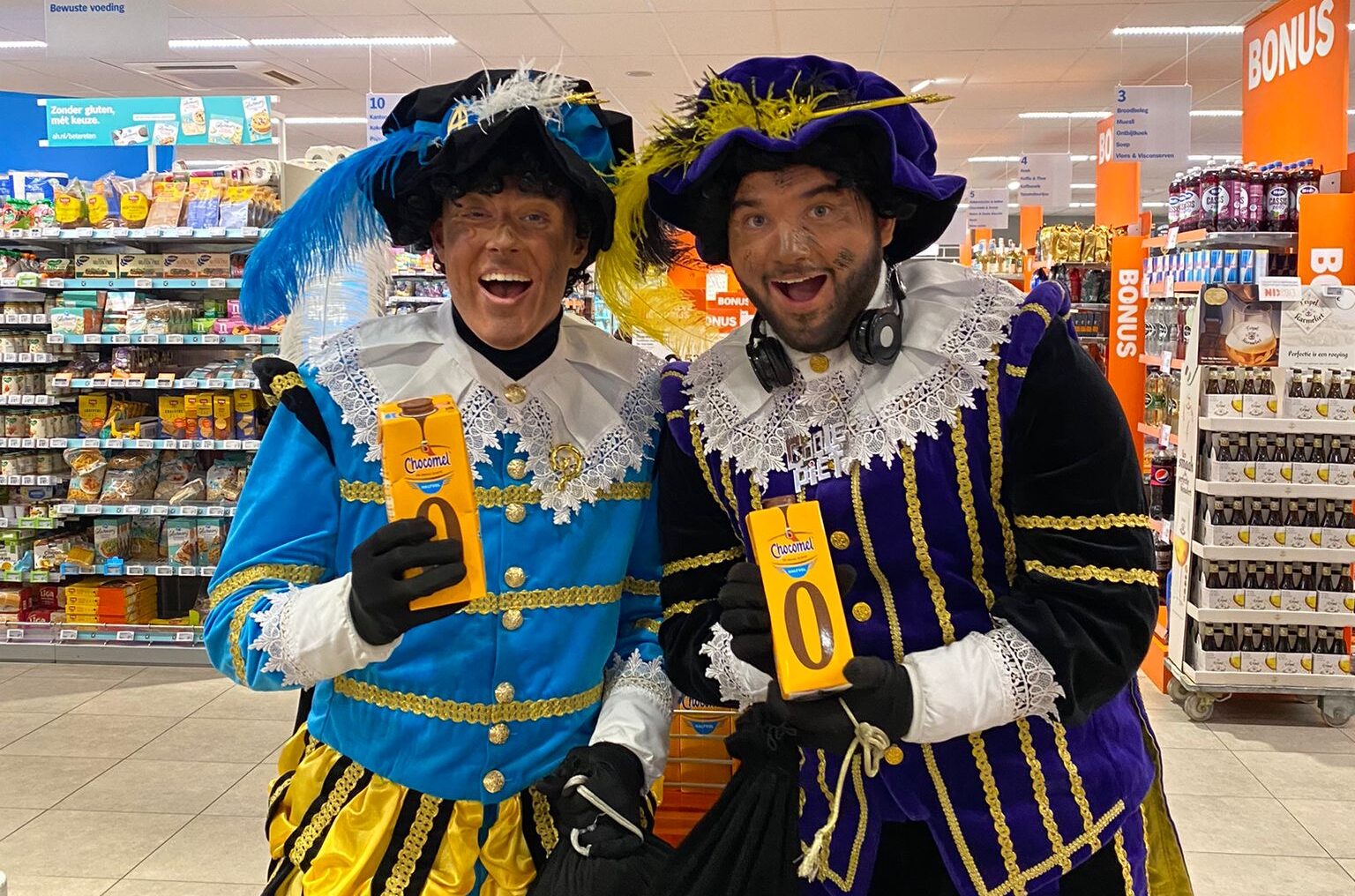 De Pieten van Sinterklaas tijdens een winkelbezoek bij de AH.