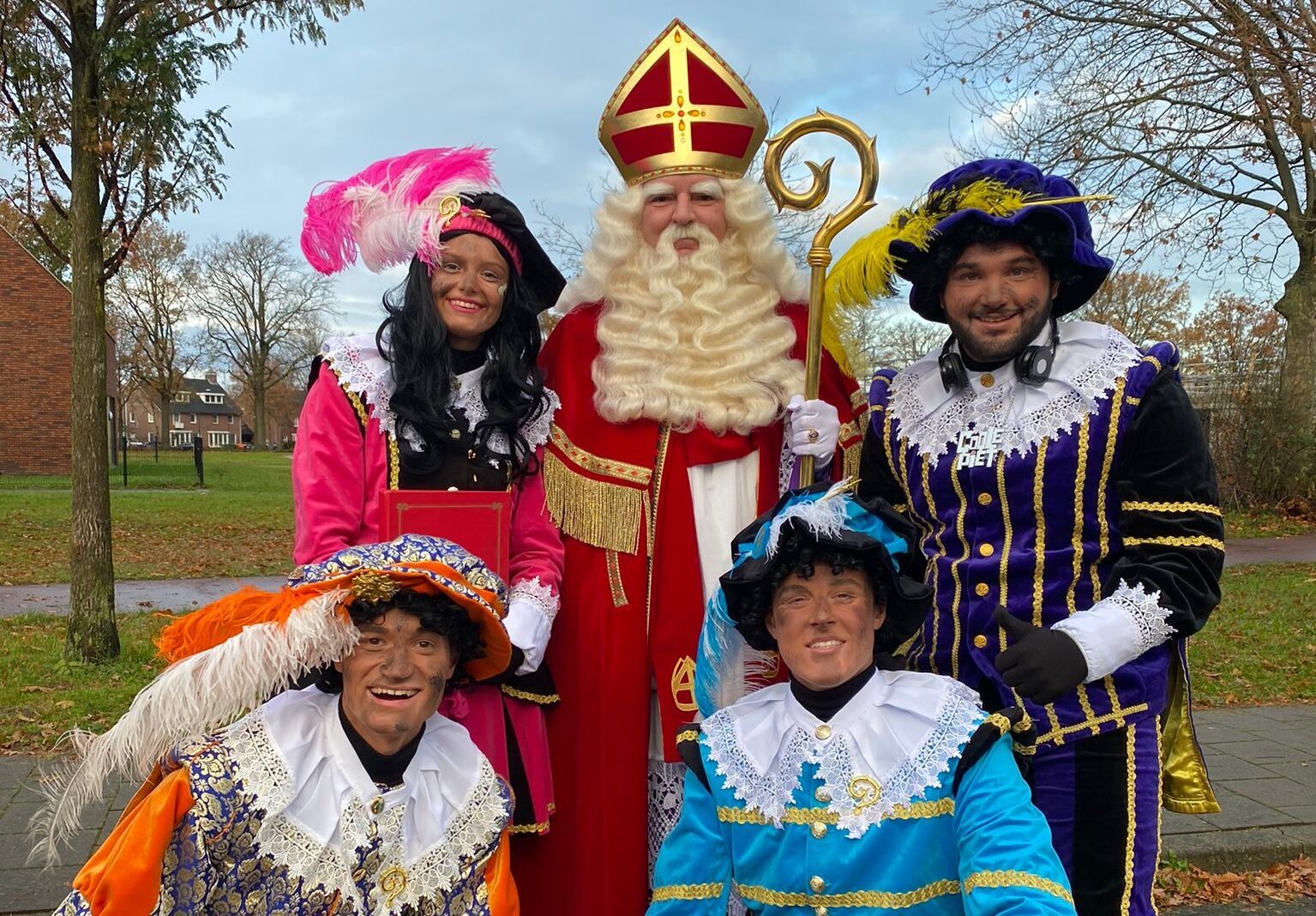 Sinterklaas samen met zijn Pieten.